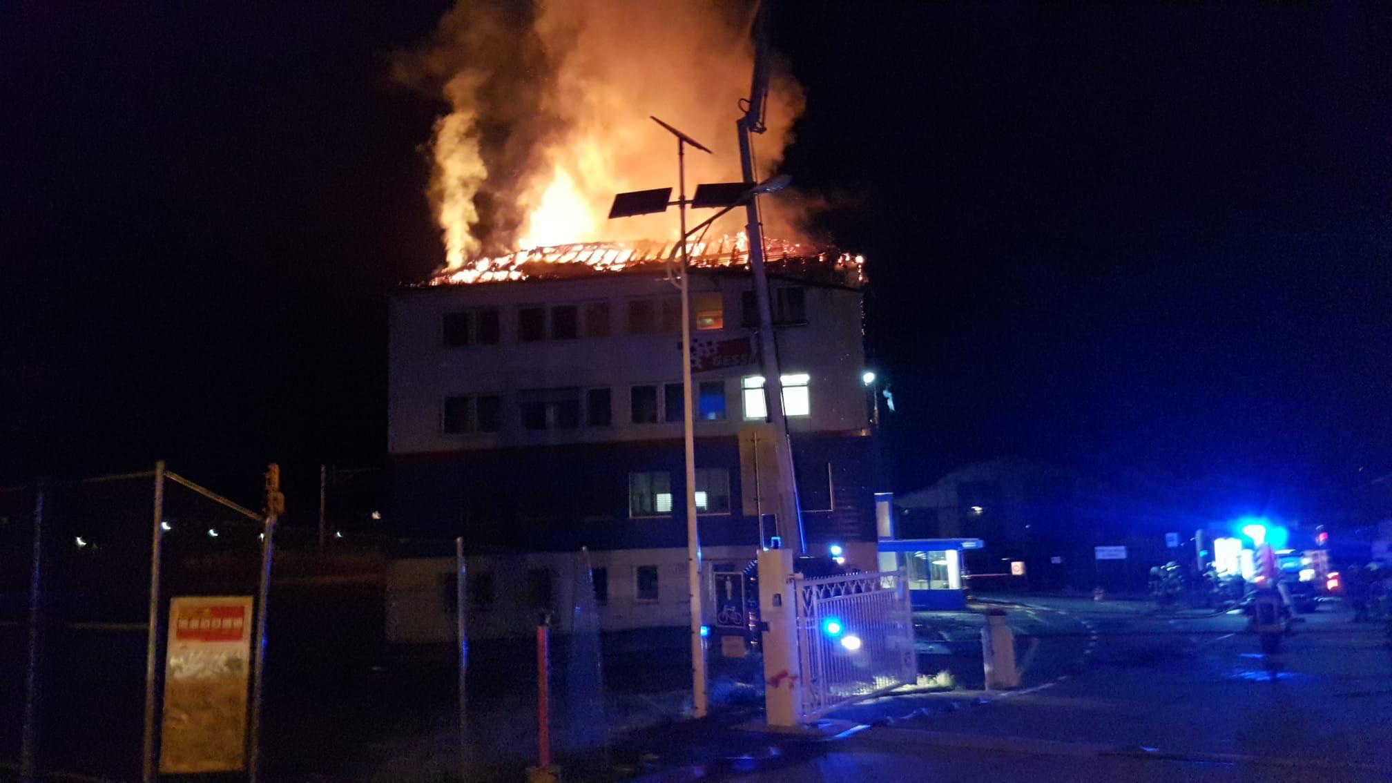 Le toit d'un bâtiment commercial a été la proie des flammes cette nuit à Monthey